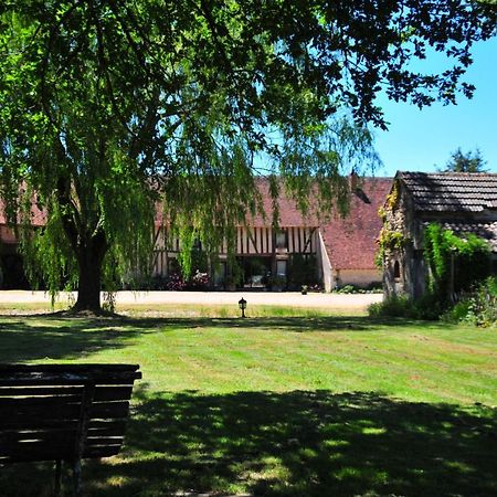 Les Guenins Bed & Breakfast Gien Exterior photo